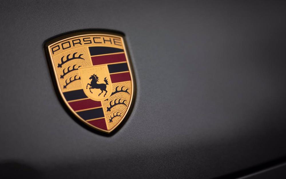 Archivo - FILED - 22 February 2022, Baden-Wuerttemberg, Stuttgart: The Porsche logo is seen on a car at the company's headquarters in Stuttgart-Zuffenhausen. Photo: Christoph Schmidt/dpa Archivo