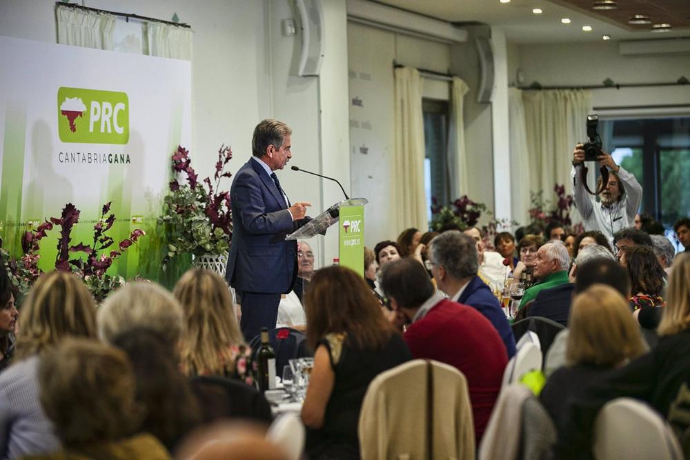 Archivo - Imagen de archivo de Miguel Ángel Revilla interviniendo en la comida de Navidad del PRC Archivo