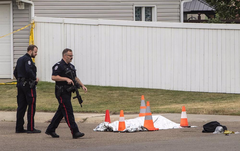 Archivo - Policía de Canadá investiga la escena de un crimen en Edmonton Archivo
