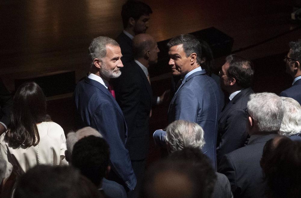 Archivo - El Rey Felipe VI y el presidente del Gobierno, Pedro Sánchez, a su llegada al acto inaugural del 'Año Picasso', conmemorativo del 50 aniversario de su muerte, en el Museo Nacional Centro de Arte Reina Sofía Archivo