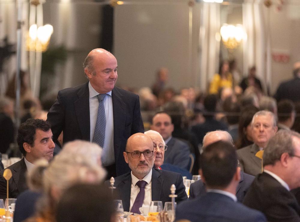 El vicepresidente del Banco Central Europeo, Luis de Guindos, a su llegada al desayuno informativo de la tribuna Fórum Europa, en el Hotel Mandarin Oriental Ritz, a 19 de diciembre de 2022, en Madrid (España). El acto está organizado por Nueva Economía F El
