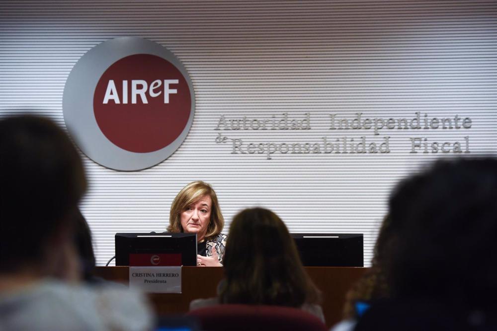 Archivo - La presidenta de la AIReF, Cristina Herrero, interviene durante una rueda de prensa de la Autoridad Independiente de Responsabilidad Fiscal (AIReF), en la sede de AIReF, a 25 de octubre de 2022, en Madrid (España). Durante la rueda de prensa se Archivo