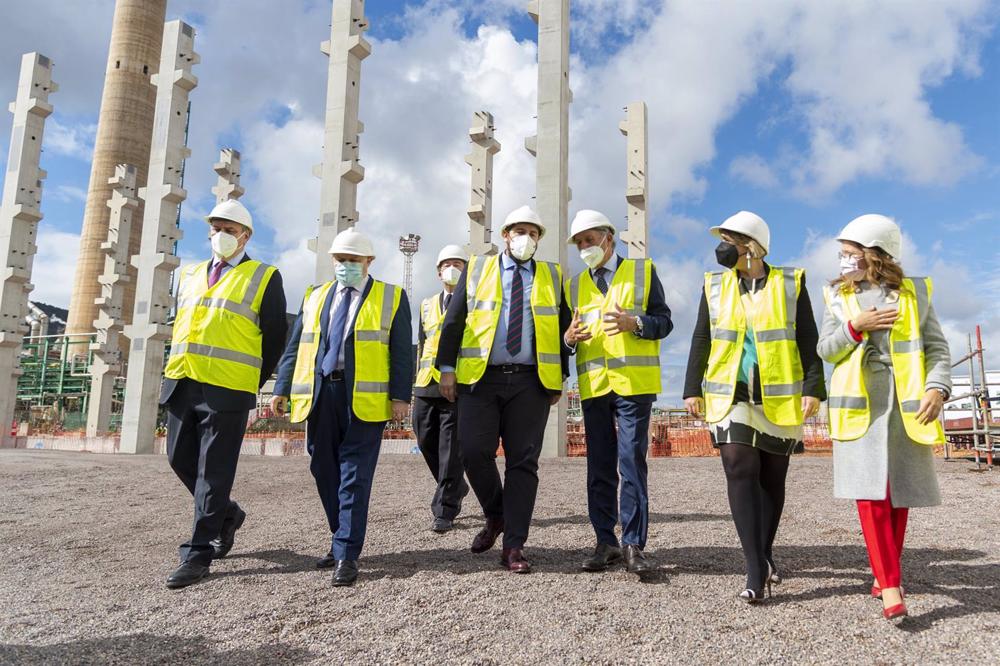 Archivo - El delegado del Gobierno en la Región de Murcia, José Vélez (2i); el presidente de la Comunidad, Fernando López Miras (3i); el presidente de Repsol, Antonio Brufau (4i) y la alcaldesa de Cartagena, Noelia Arroyo (5i), en la presentación del inic Archivo