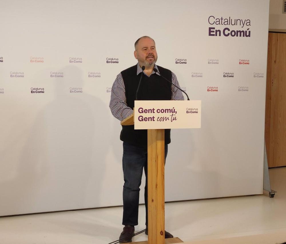 El portavoz de los comuns y diputado en el Congreso, Joan Mena, en rueda de prensa. El