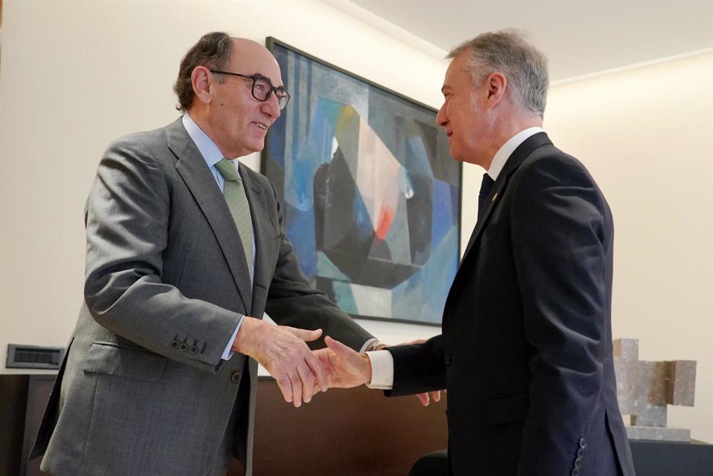 El Lehendakari, Iñigo Urkullu, junto al presidente de Iberdrola, Ignacio Sánchez Galán, al que ha recibido en Lehendakaritza El
