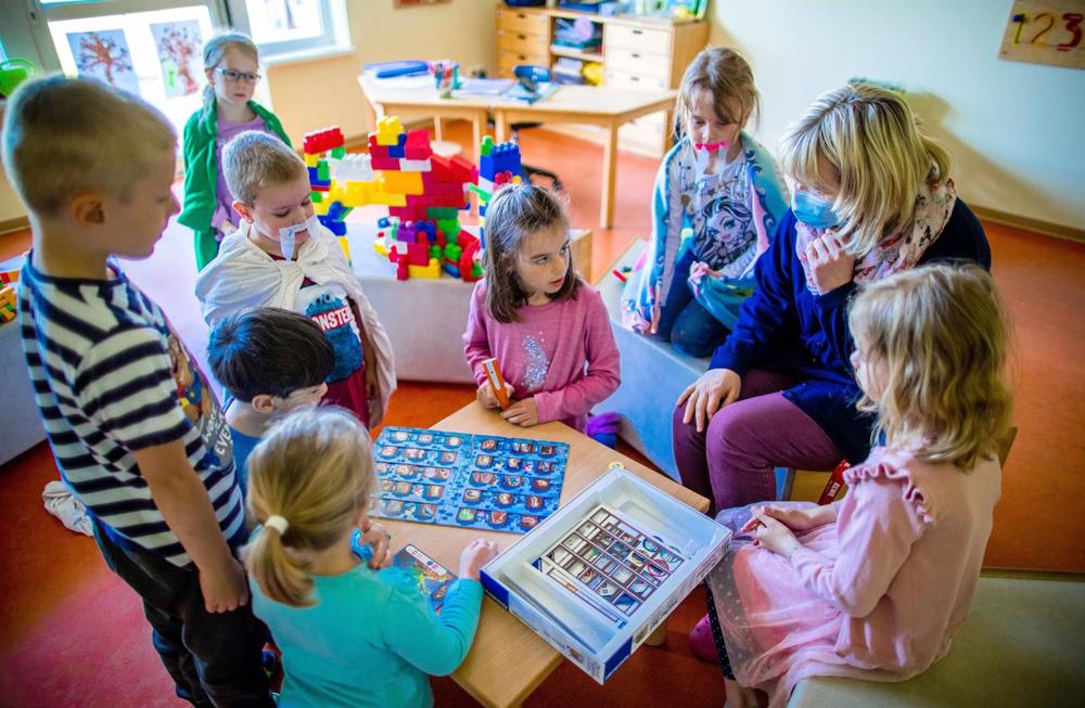 Archiv - Eine Gruppe von Kindern in einem Kindergarten in Deutschland nach der Wiedereröffnung von Kindergärten nach der Lockerung der Beschränkungen aufgrund der Coronavirus-Pandemie. Archiv