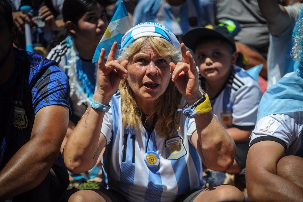Des milliers d'Argentins regardent la finale de la Coupe du monde Qatar 2022 contre la France sur les écrans géants de la Fan Fest sur la place Seeber. Des
