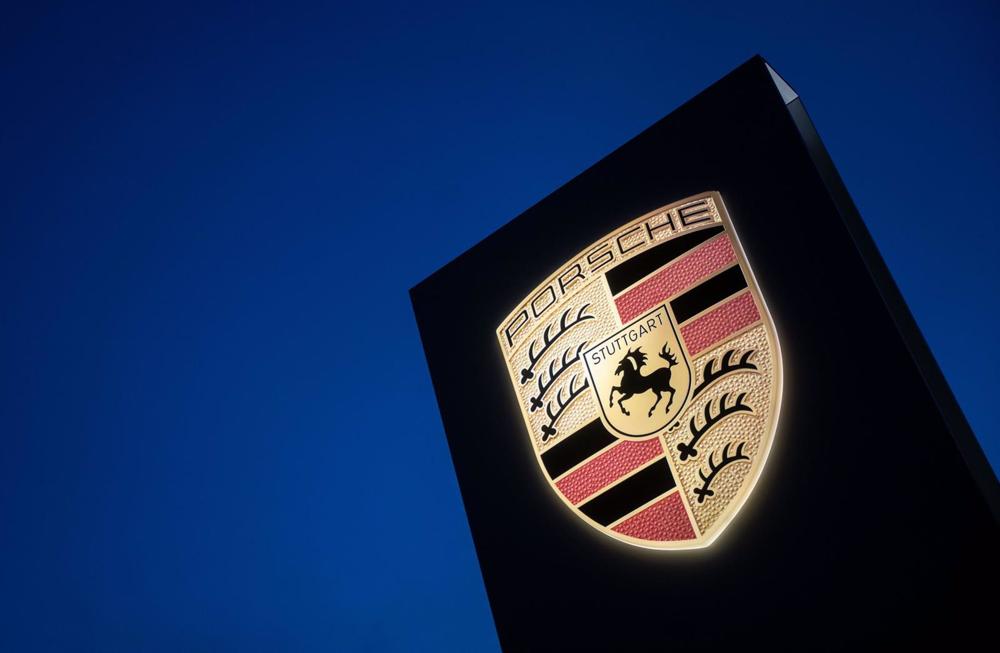 Archivo - FILED - 29 September 2022, Baden-Wuerttemberg, Stuttgart: The Porsche carmaker's logo is seen on a display at the Porsche Center in Stuttgart. Photo: Marijan Murat/Deutsche Presse-Agentur GmbH/dpa Archivo
