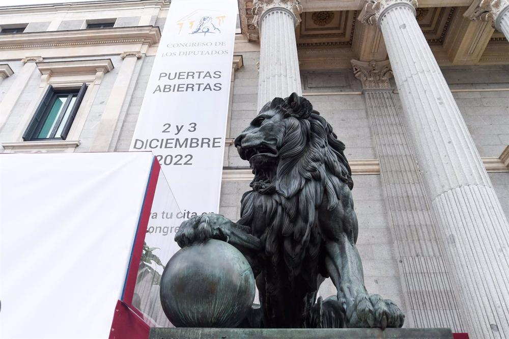 Uno de los leones del Congreso de los Diputados en la 25 edición de las Jornadas de Puertas Abiertas Uno