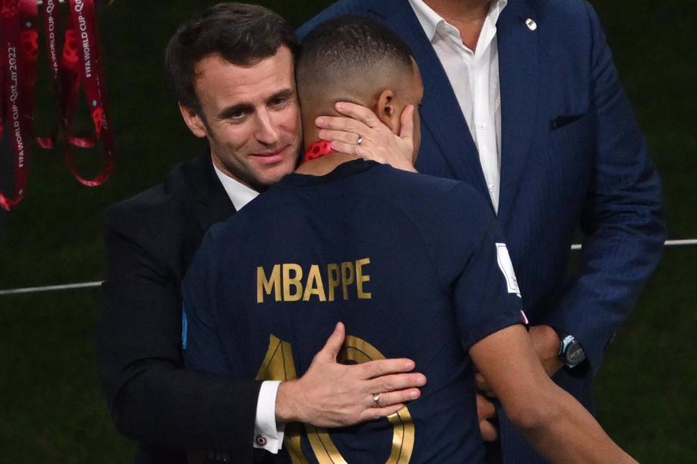 O Presidente francês Emmanuel Macron abraça Kylian Mbappe após a final do Campeonato Mundial do Qatar 2022. O