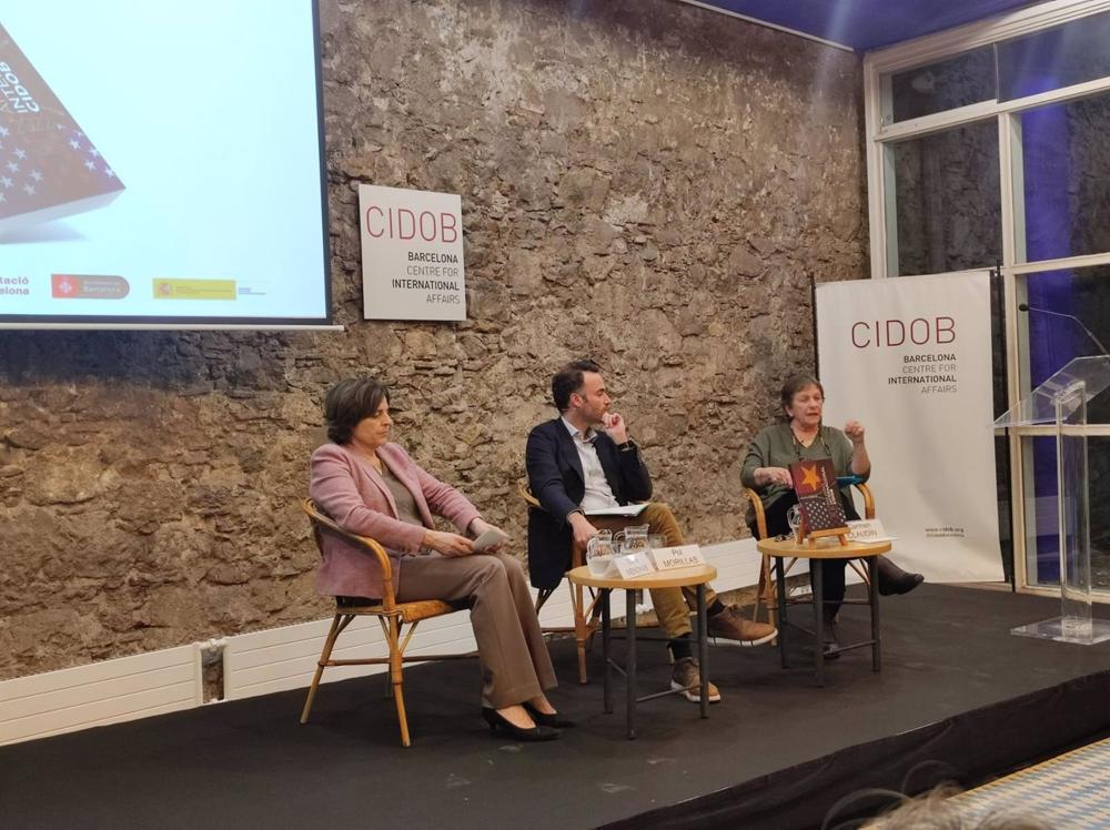 Il direttore del Cidob, Pol Morillas, insieme alle ricercatrici Carmen Claudín e Marie Mendras. Il