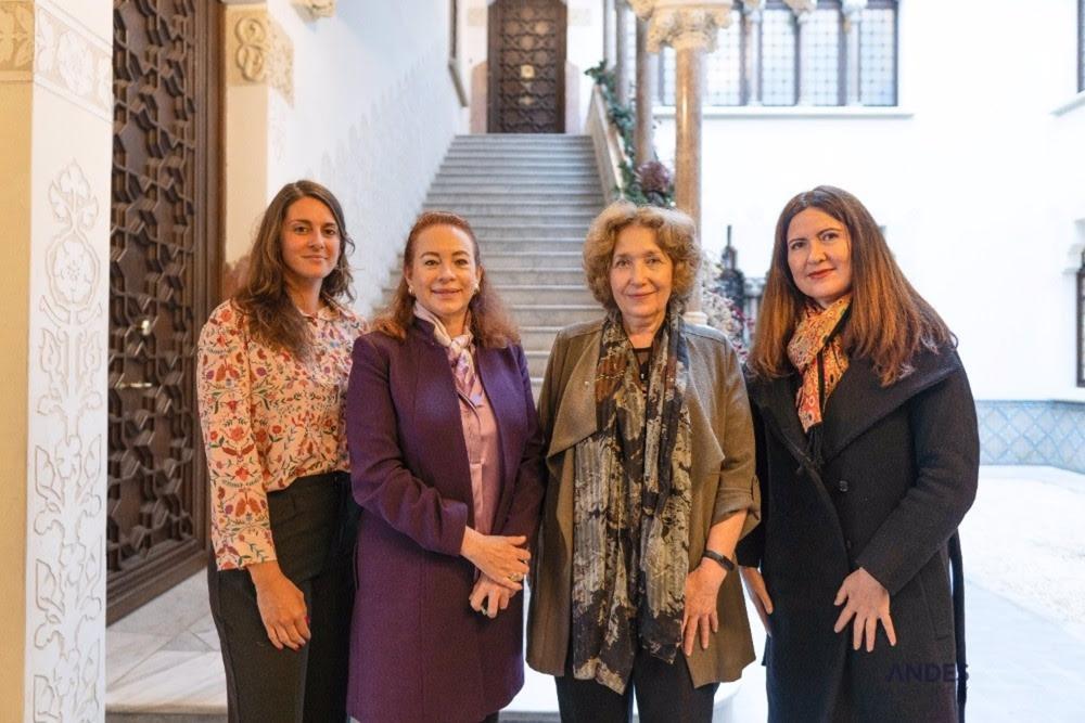 De izquierda a derecha: Thaïs González, dra. María Fernanda Espinosa, dra. Ann Keeling y dra. Helena Legido-Quigley De
