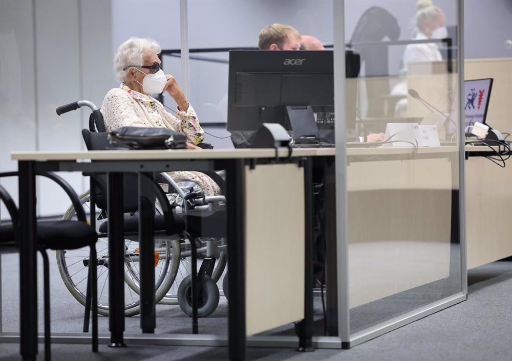 Arquivo - Irmgard F., antiga secretária do campo de concentração nazi, aparece no tribunal de Itzehoe Arquivo