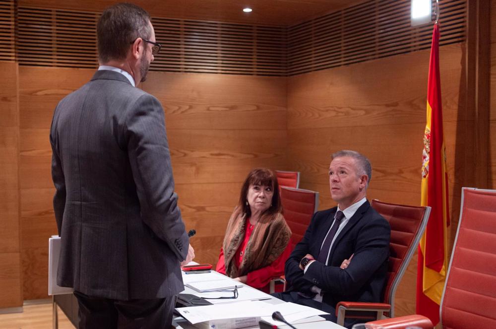 El portavoz del Grupo Popular en el Senado, Javier Maroto (1i), conversa con la vicepresidenta primera del Senado y presidenta del PSOE, Cristina Narbona y el presidente del Senado, Ander Gil (1d), durante la Mesa del Senado, a 20 de diciembre de 2022, en El