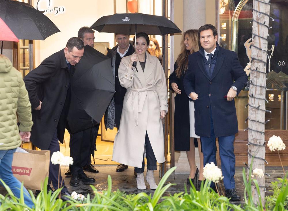 La presidenta de la Comunidad de Madrid, Isabel Díaz Ayuso y el alcalde de Las Rozas, José de la Uz, a su llegada al espacio de compras 'Las Rozas Village', a 20 de diciembre de 2022, en Las Rozas La