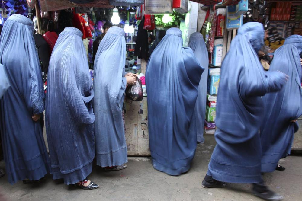 Arquivo - Mulheres de Burqa-clad num mercado em Kunduz, Afeganistão Arquivo