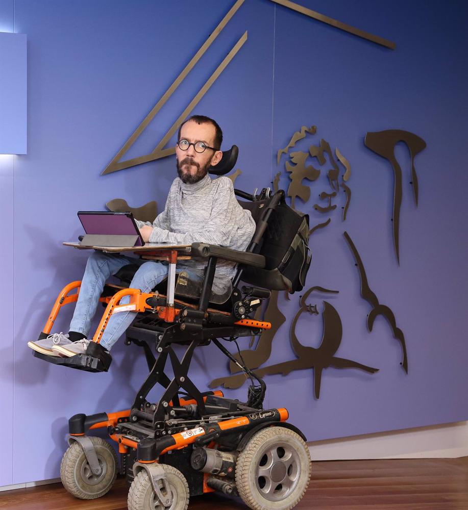 El portavoz de Unidas Podemos en el Congreso de los Diputados, Pablo Echenique, a su llegada a una rueda de prensa, en el Congreso de los Diputados, a 19 de diciembre de 2022, en Madrid (España). El