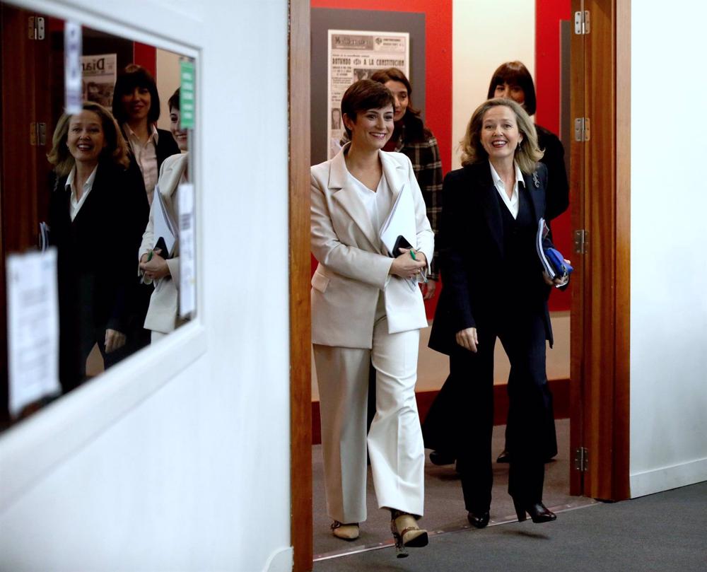 La ministra Portavoz, Isabel Rodrígue, y la vicepresidenta primera y ministra de Asuntos Económicos y Transformación Digital, Nadia Calviño, este martes. La
