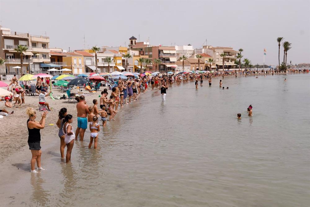 Archivo - Una hilera de personas participa en una cadena humana por la recuperación del Mar Menor, en la Playa en Los Alcázares, a 13 de agosto de 2022, en Los Alcázares, Murcia (España). El acto ha sido convocado por el movimiento de la ILP (Iniciativa L Archivo