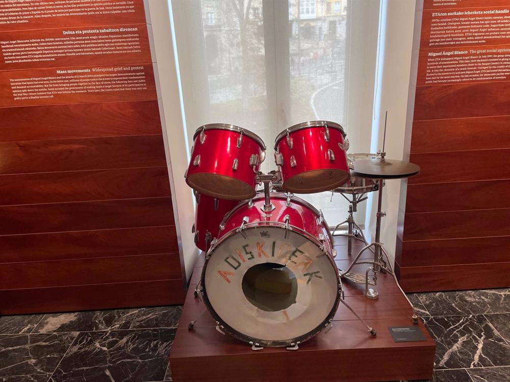 Batería del edil popular Miguel Ángel Blanco expuesta en el museo del Memorial en Vitoria Batería