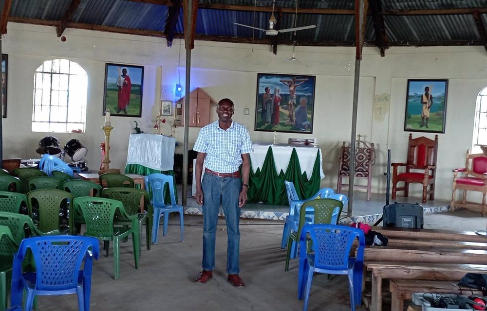 Cecil en el barracon de la parroquia que quieren reconstruir Cecil