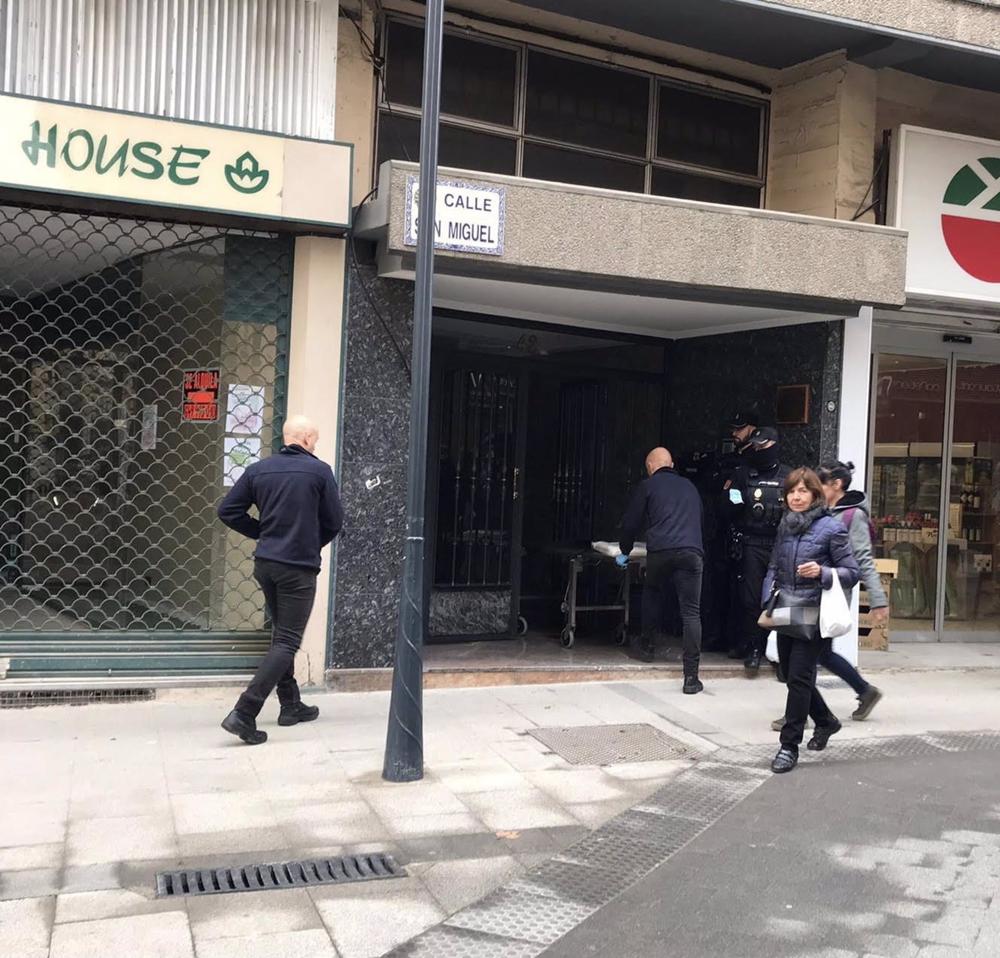 Portal de la vivienda de la calle San Miguel de Zaragoza, donde un hombre de 83 años ha matado a su mujer, según ha confesado tras entregarse a la Policía Nacional Portal