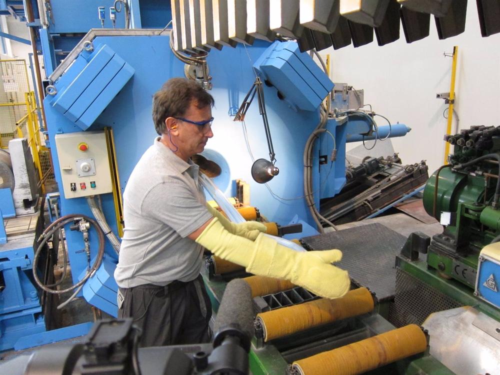 Archivo - Un operario en una fábrica Archivo