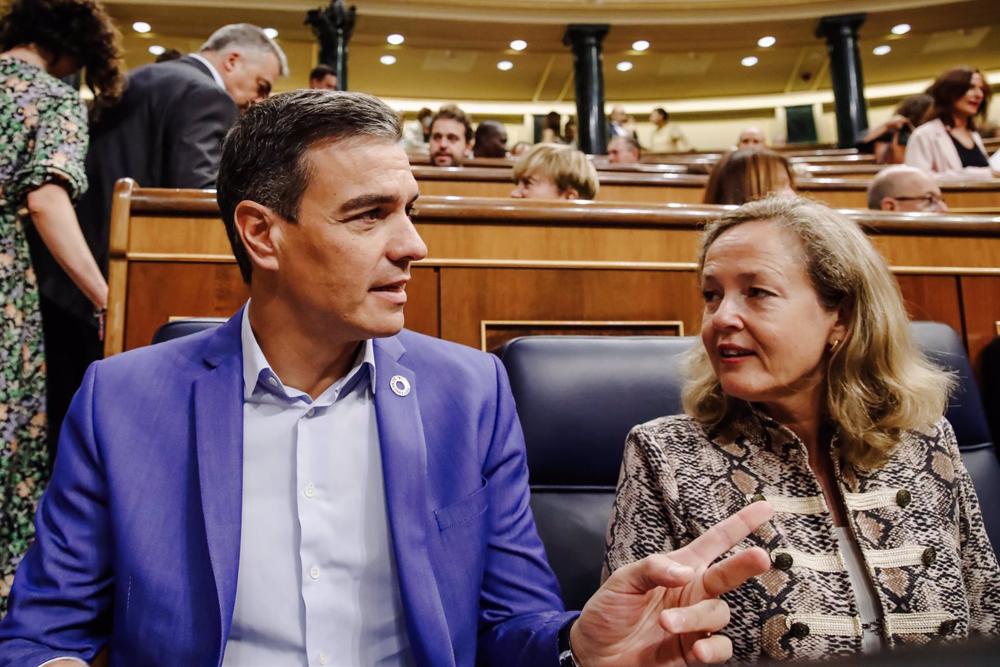 Archivo - (I-D) El presidente del Gobierno, Pedro Sánchez y la vicepresidenta primera del Gobierno y ministra de Asuntos Económicos y Transformación Digital, Nadia Calviño. Archivo