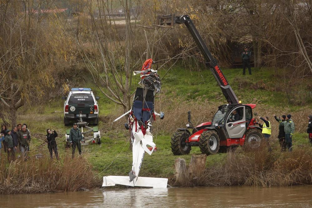 Momento en el que el ultaligero es extraído del río Duero a su paso por Villamarciel. Momento