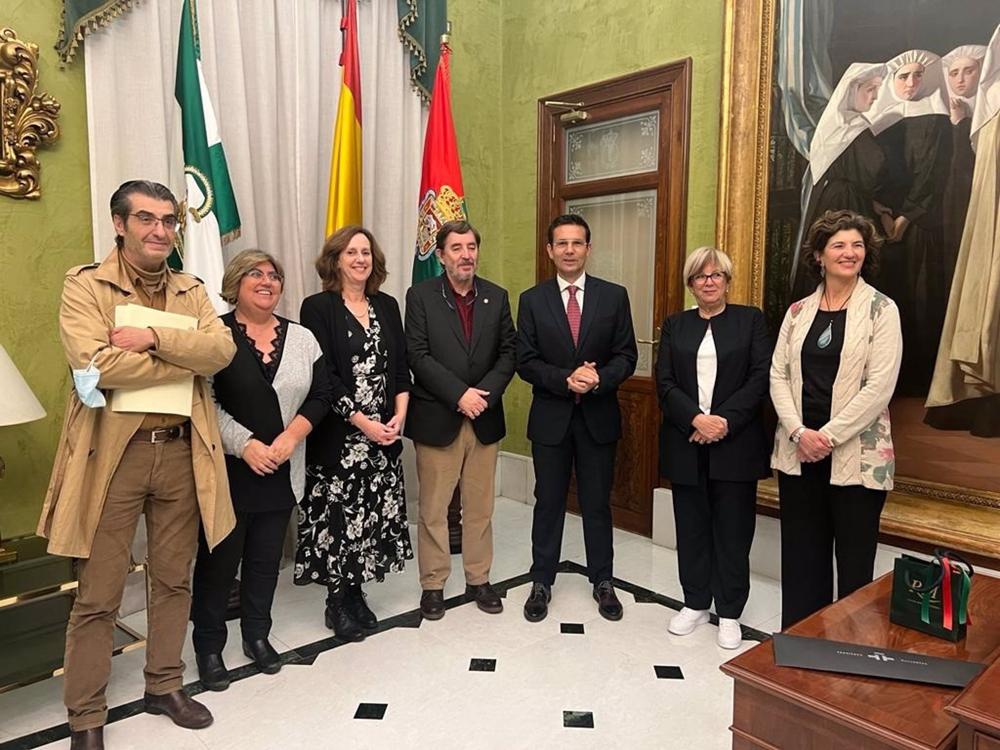 Recepción al director del Instituto Cervantes, Luis García Montero, por el alcalde de Granada, Francisco Cuenca, ambos en el centro de la imagen, en el Ayuntamiento, antes del balance de la Reunión de Directores Recepción