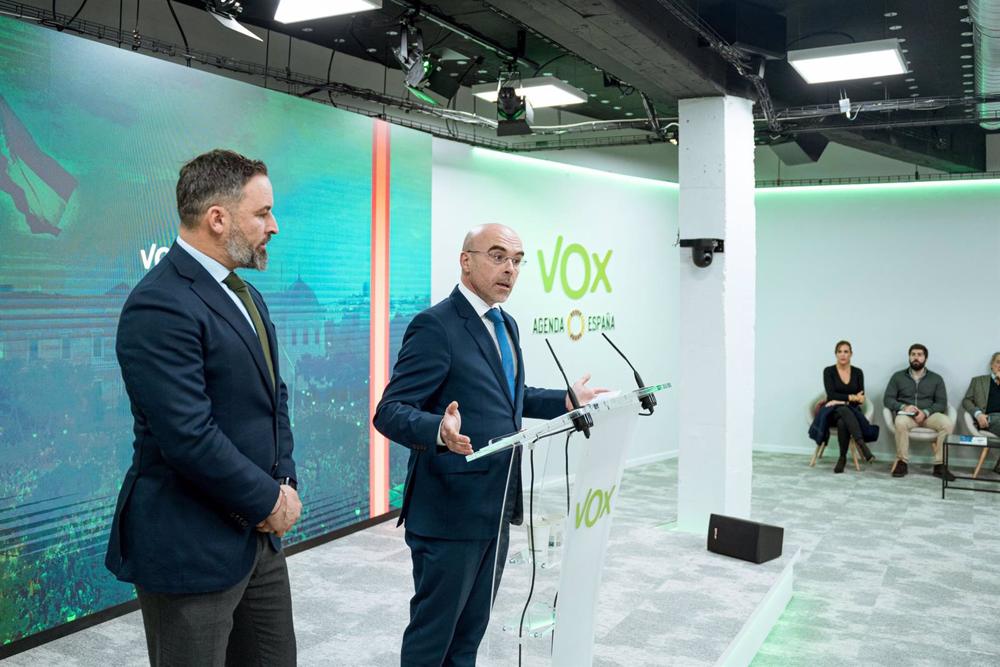 El vicepresidente de Acción Política y eurodiputado de VOX Jorge Buxadé y el líder de Vox, Santiago Abascal. El