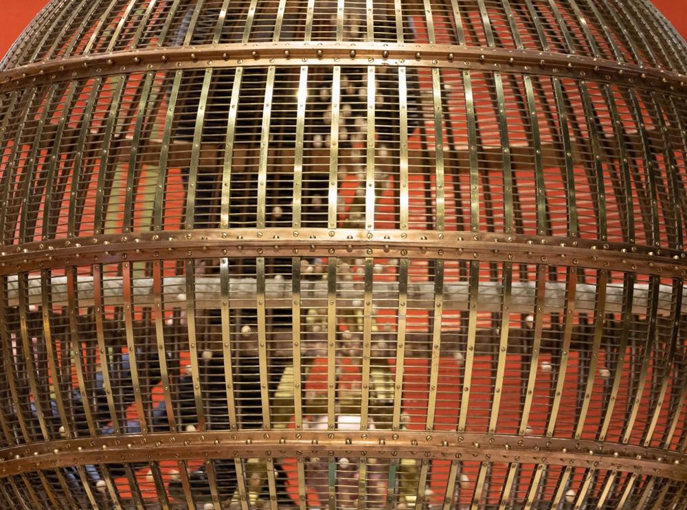 Las bolas caen para dar comienzo al Sorteo Extraordinario de la Lotería de Navidad 2022, en el Teatro Real de Madrid, a 22 de diciembre de 2022, en Madrid. Las