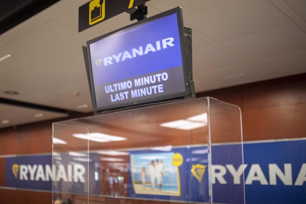 Archivo - Una pantalla en una ventanilla de Ryanair en el Aeropuerto Josep Tarradellas Barcelona-El Prat, a 8 de agosto de 2022, en Barcelona, Catalunya (España). Archivo
