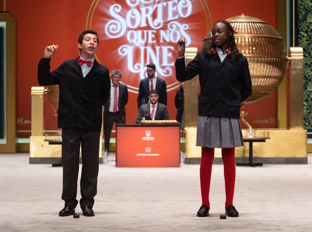 Dos niños de la residencia de San Ildefonso cantan un cuarto premio del Sorteo Extraordinario de la Lotería de Navidad 2022 Dos
