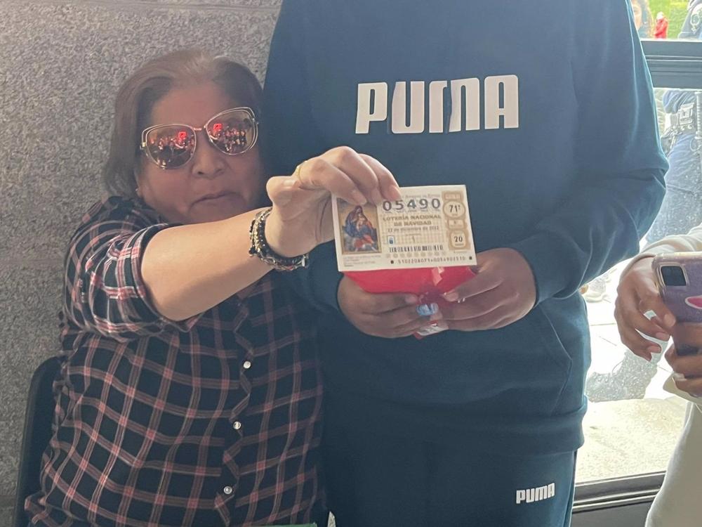 Perla, ganadora del Gordo del Sorteo de Navidad 2022, se encuentra en el Teatro Real Perla,