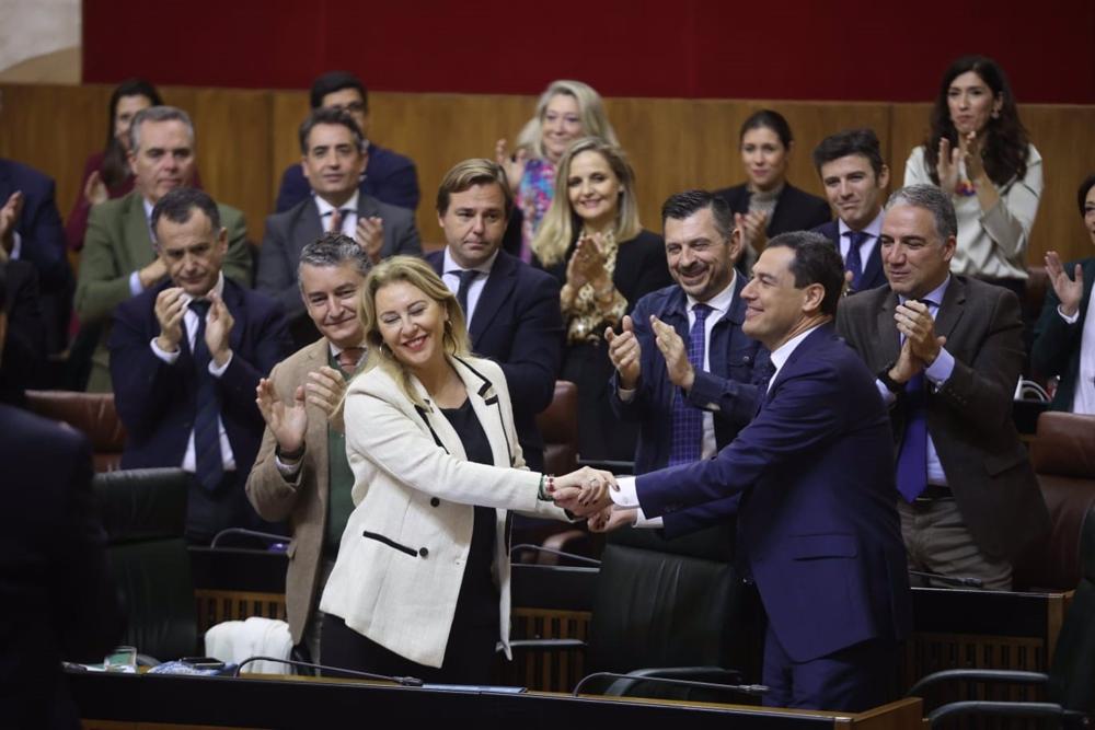 El presidente de la Junta de Andalucía, Juanma Moreno, felicita a la consejera de Economía, Hacienda y Fondos Europeos, Carolina España, tras la aprobación del Presupuesto andaluz de 2023 en el Pleno del Parlamento. El