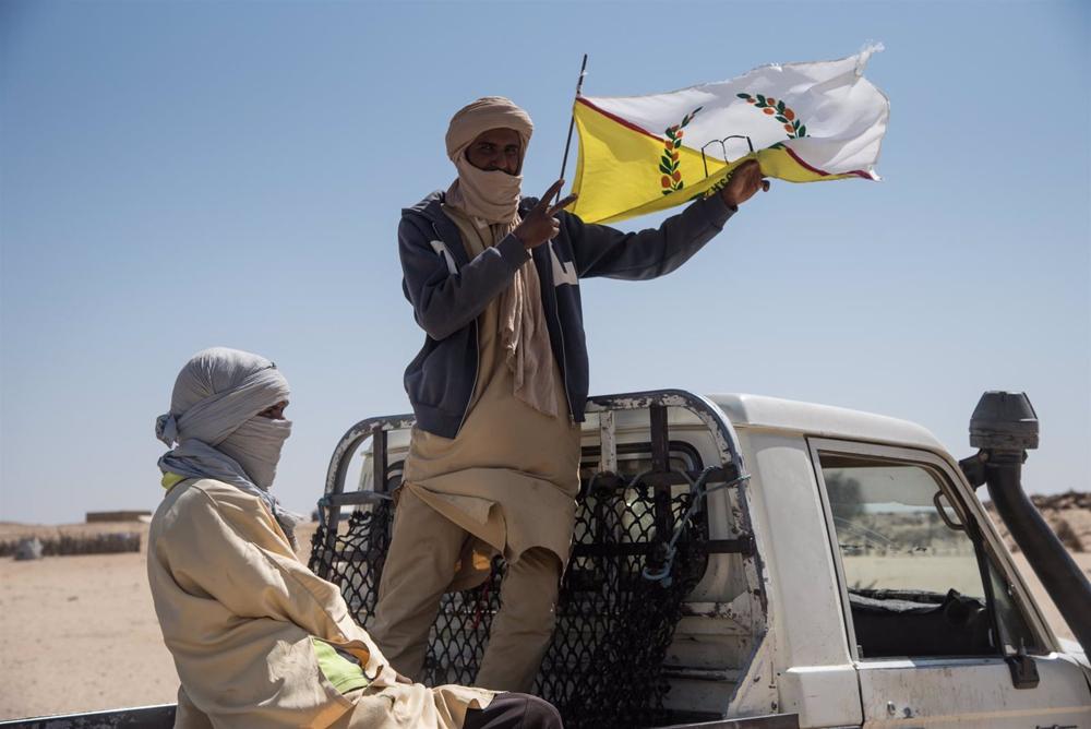Archiv - Ein Mann trägt eine Fahne des Hohen Rates für die Einheit des Azawad, der Teil der Koalition der Tuareg-Gruppen Coordination of Azawad Movements (CMA) in Mali ist. Archiv