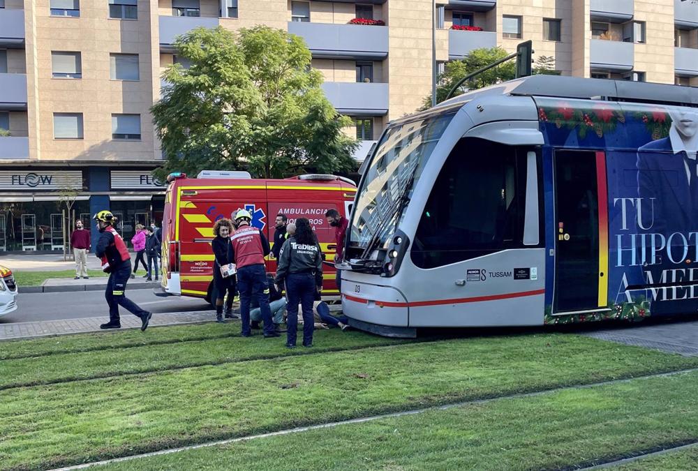 Herida una mujer tras ser atropellada por el Metrocentro de Sevilla en la rotonda de Carlos V Herida