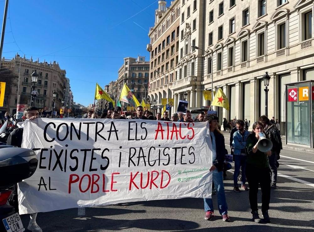 Manifestantes en Barcelona en rechazo al ataque a tiros perpetrado el viernes por un hombre armado en un centro cultural kurdo de París Manifestantes