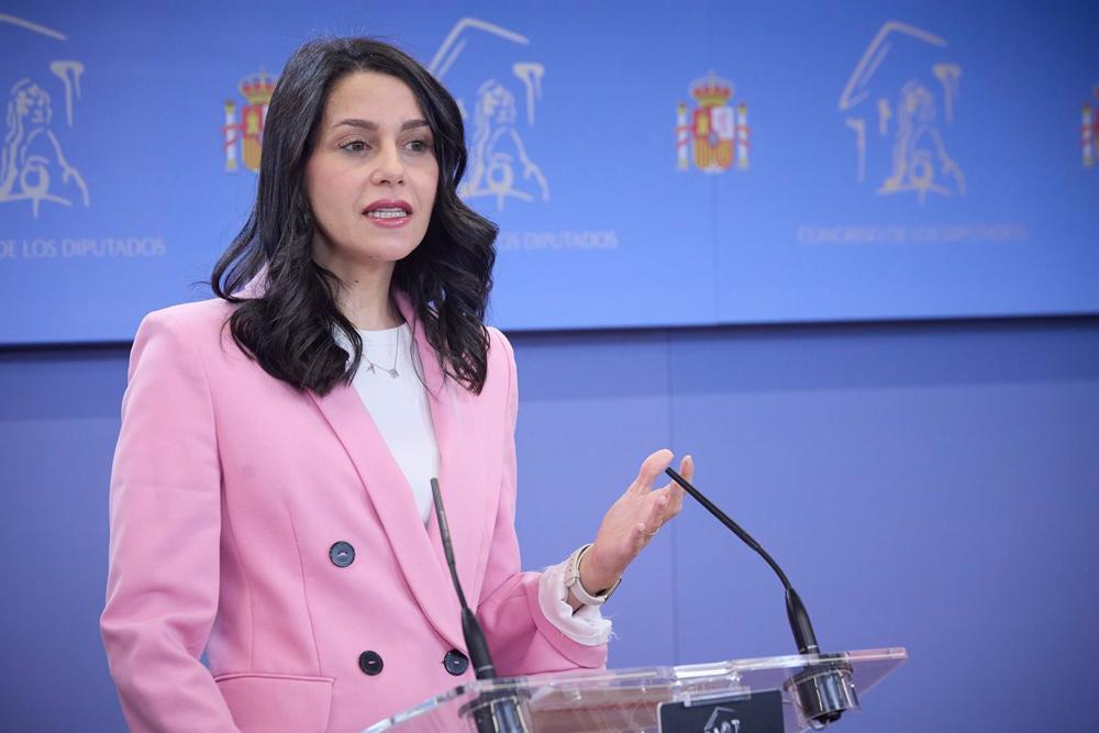 La líder de Ciudadanos, Inés Arrimadas, interviene durante una rueda de prensa, en el Congreso de los Diputados, a 9 de diciembre de 2022, en Madrid (España) La
