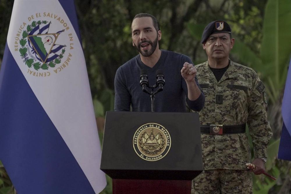 Archiv - El Salvadors Präsident Nayib Bukele spricht vor 14.000 Soldaten bei der Ankündigung der fünften Phase der Sicherheitspolitik der Regierung gegen Banden. Archiv