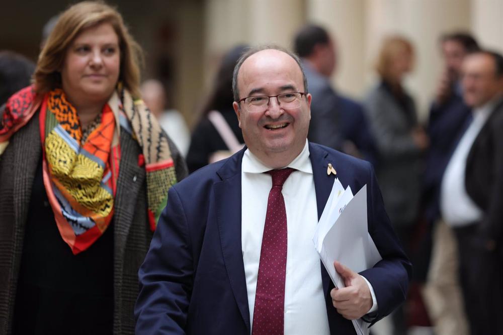 El ministro de Cultura y Deporte, Miquel Iceta, a su llegada a una sesión de control al Gobierno en el Senado, a 21 de diciembre de 2022, en Madrid (España). El