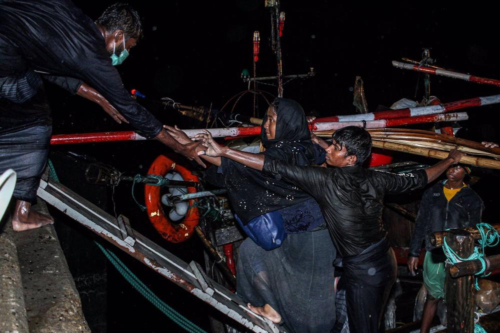 Eine Gruppe von Rohingya-Flüchtlingen geht in Aceh, Indonesien, an Land. Eine