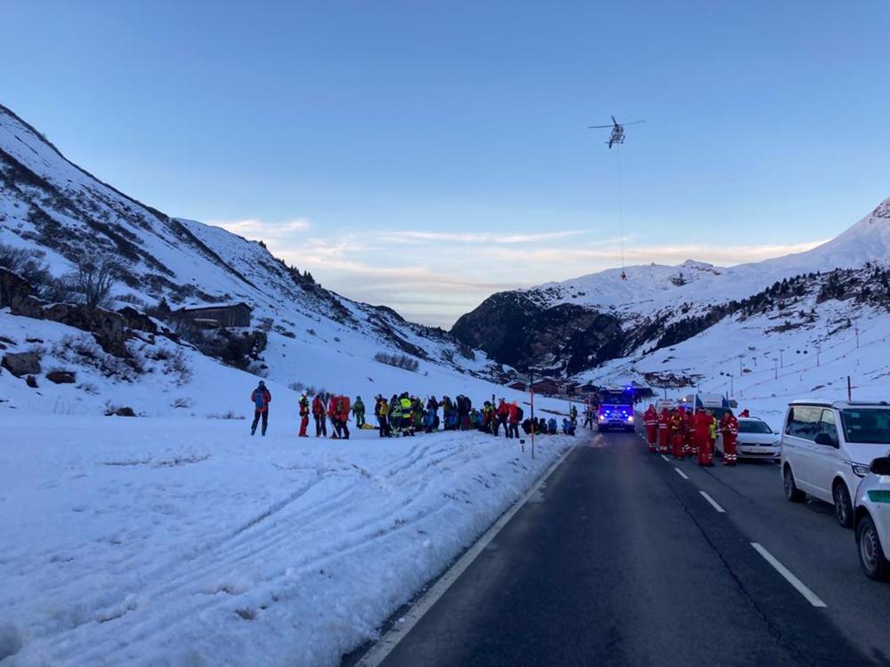 Emergency services in Lech Zürs, where an avalanche has buried ten skiers. Emergency