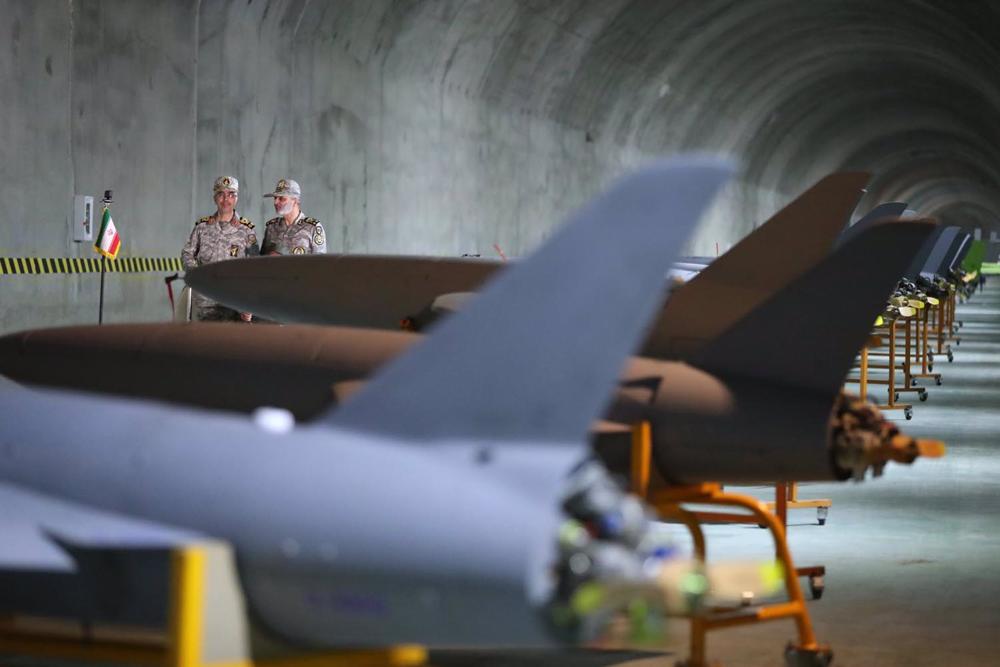 Archivo - El comandante en jefe del Ejército de Irán, Abdolrahim Musavi, y el jefe del Estado Mayor de las Fuerzas Armadas iraníes, Mohamad Hosein Baqeri, durante una visita a una base subterránea de drones Archivo