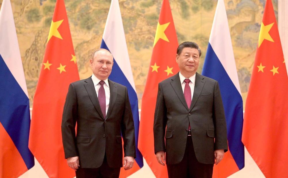 File - Chinese President Xi Jinping (r) and Russian President Vladimir Putin (l) during a meeting in February 2022. File