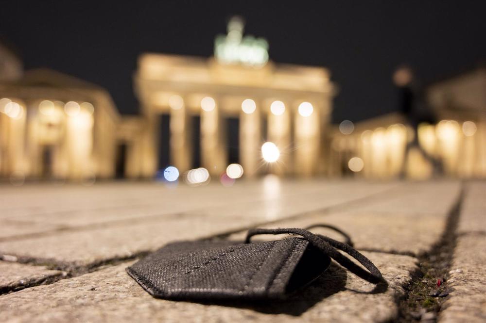 Archivo - Mascarilla en el suelo de Berlín, Alemania Archivo