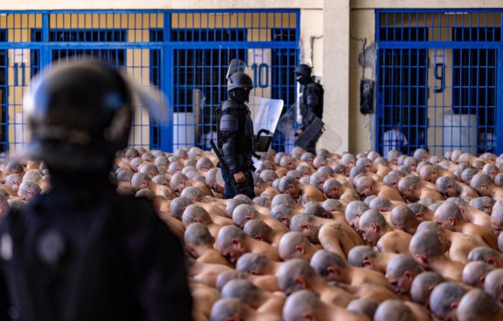 A polícia salvadorenha numa prisão com centenas de membros de gangues A