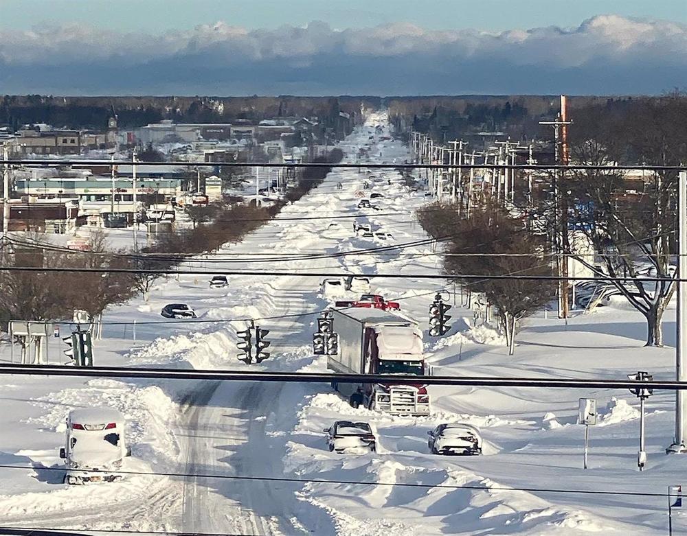 Des camions et des voitures sont ensevelis sous la neige près du viaduc de Sheridan Drive, en regardant vers le nord sur Transit Road, dans le comté d'Erie, après la tempête de neige qui a frappé l'ouest de New York. Des