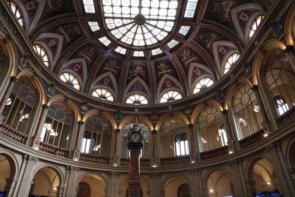 Archivo - Vista de un reloj en el Palacio de la Bolsa Archivo